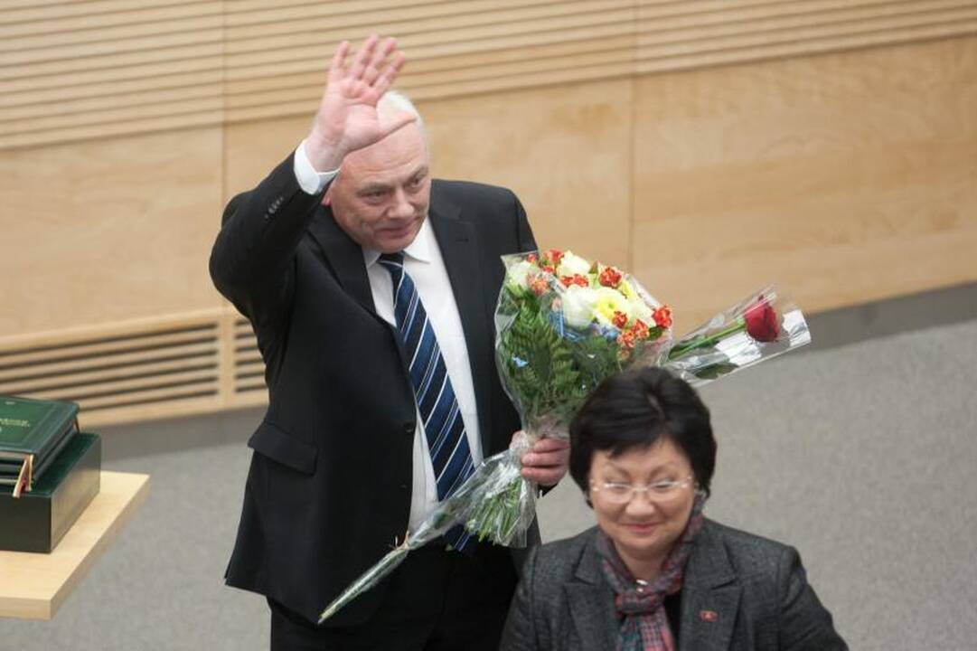 Šešioliktoji Vyriausybė pradeda darbą   