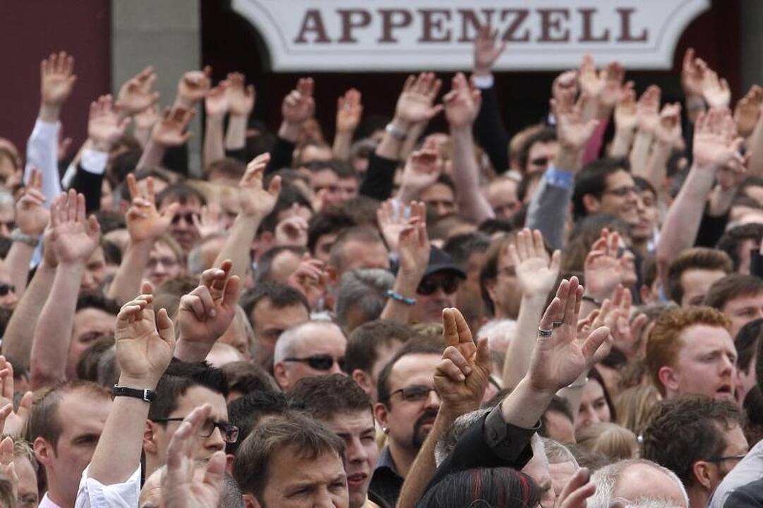 Šveicarijoje balsuojama keliant rankas  