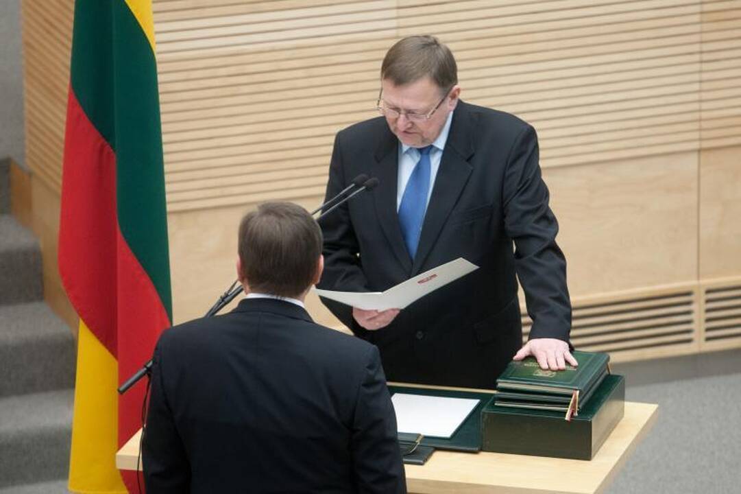 Šešioliktoji Vyriausybė pradeda darbą   