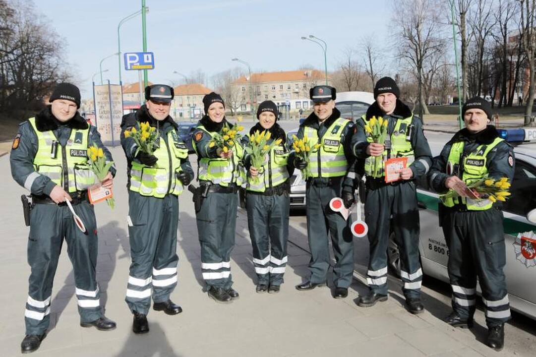 Klaipėdos moterims - gėlės iš pareigūnų 