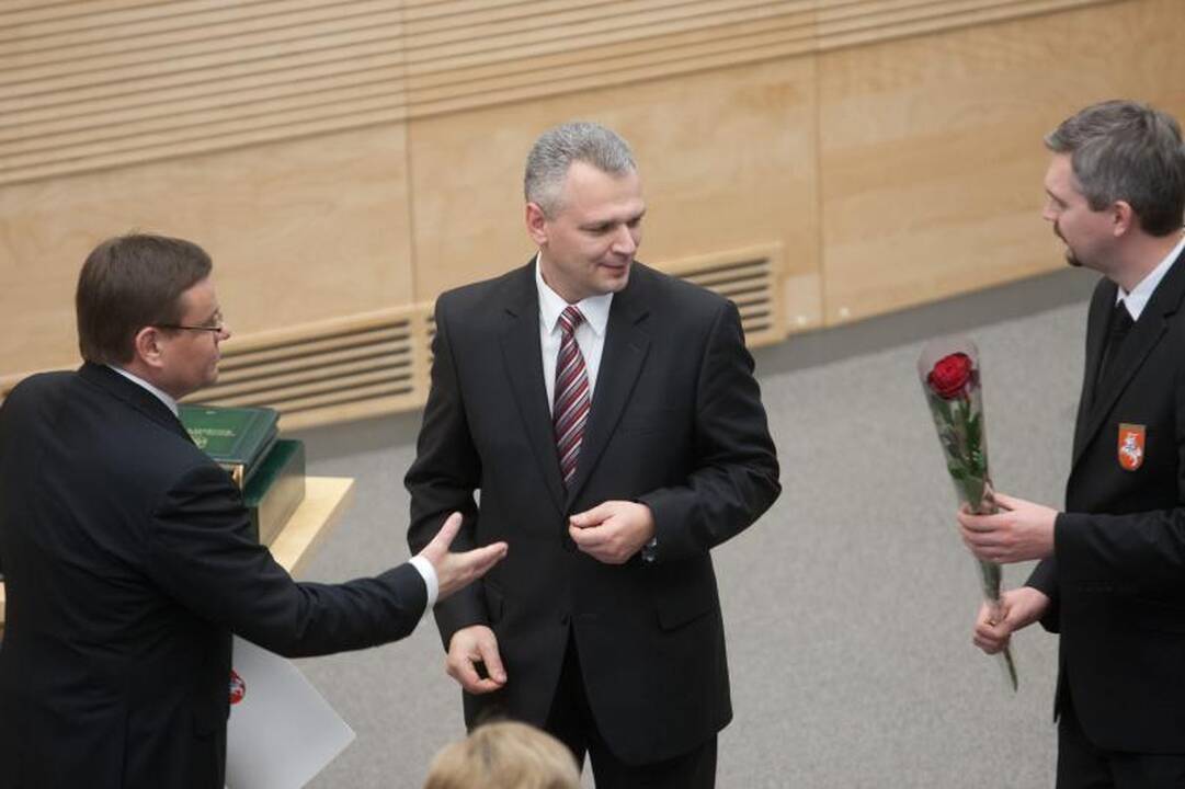 Šešioliktoji Vyriausybė pradeda darbą   