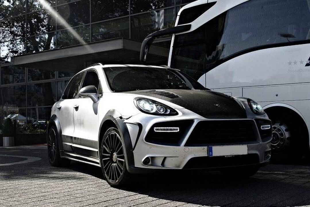 Auksarankiai „papiktino“ galingąjį „Porsche Cayenne“ 