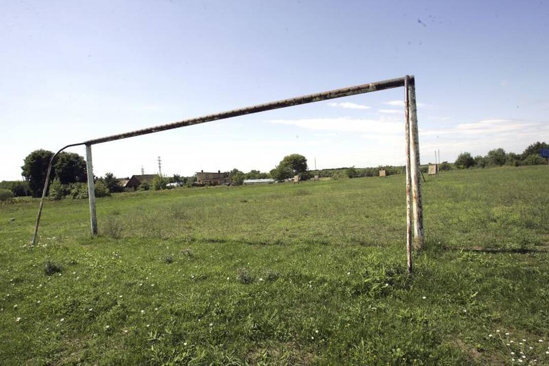 Futbolo mėgėjai į V.Sirokomlės mokyklos stadioną investuos milijonus