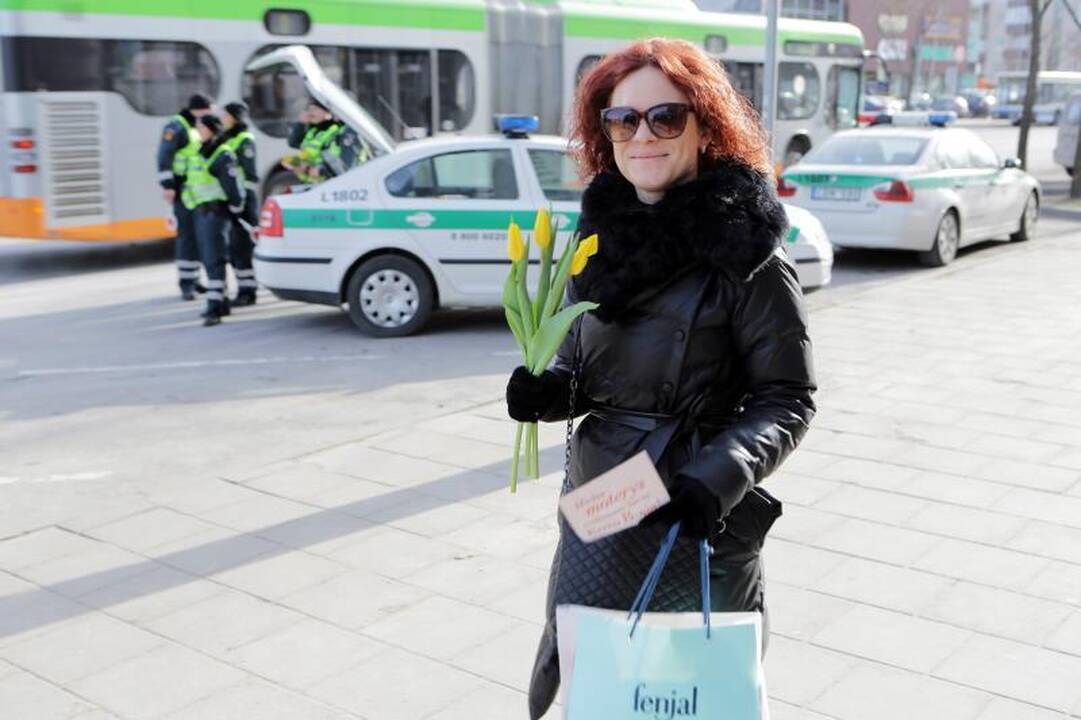 Klaipėdos moterims - gėlės iš pareigūnų 
