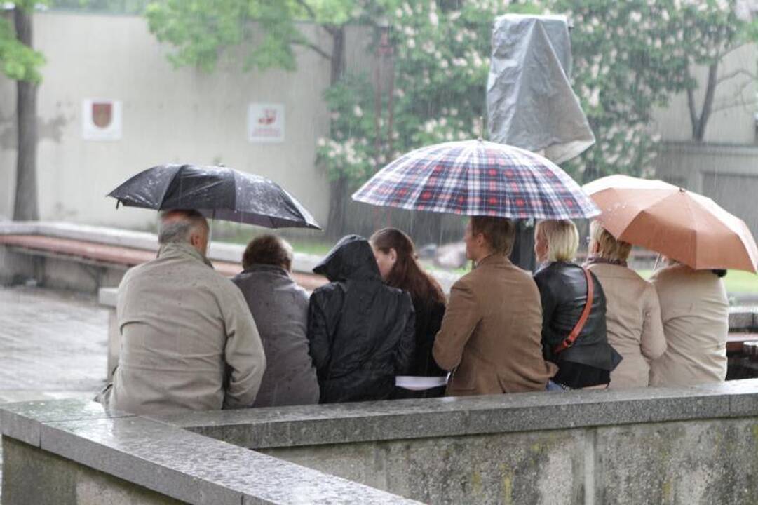 Lietus neištirpdė paskutinį skambutį švenčiančių abiturientų nuotaikos