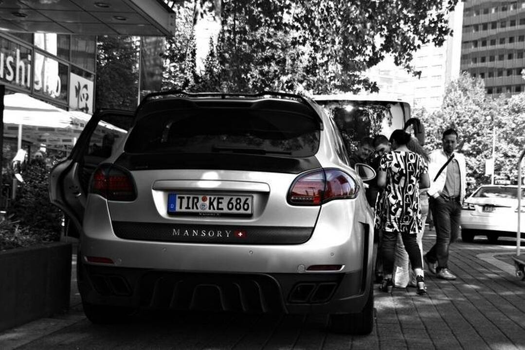 Auksarankiai „papiktino“ galingąjį „Porsche Cayenne“ 