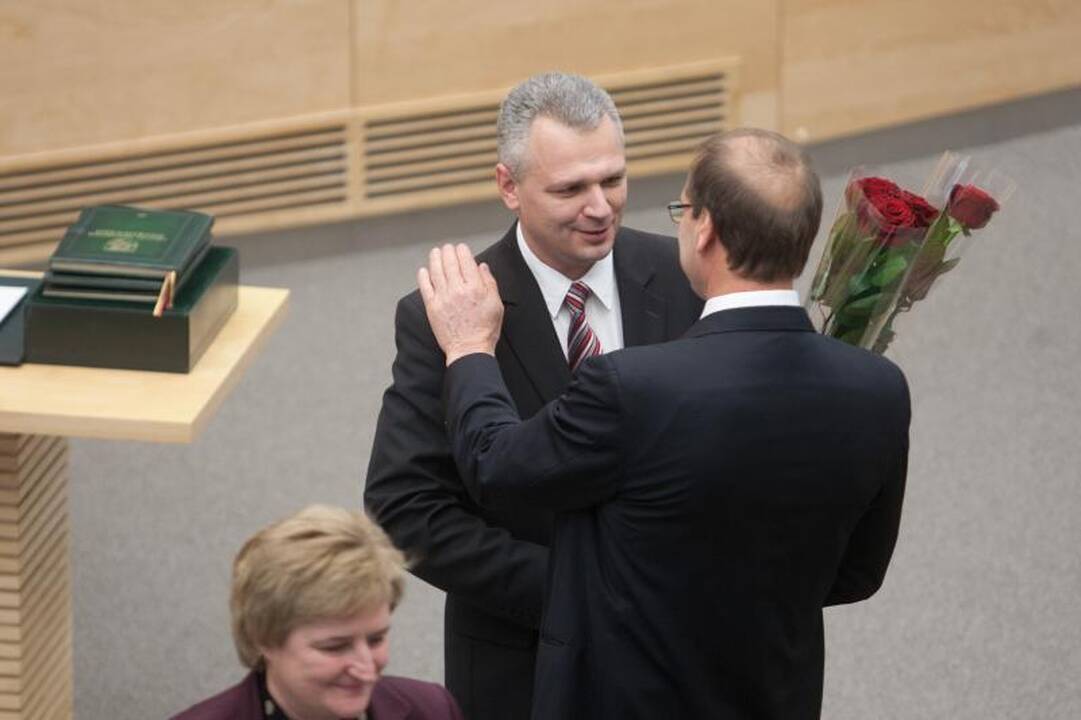Šešioliktoji Vyriausybė pradeda darbą   