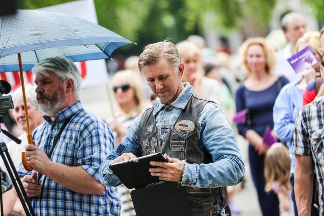 Vienybės aikštėje mitinguotojai smerkė pedofilų gynėjus