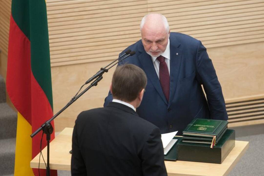 Šešioliktoji Vyriausybė pradeda darbą   