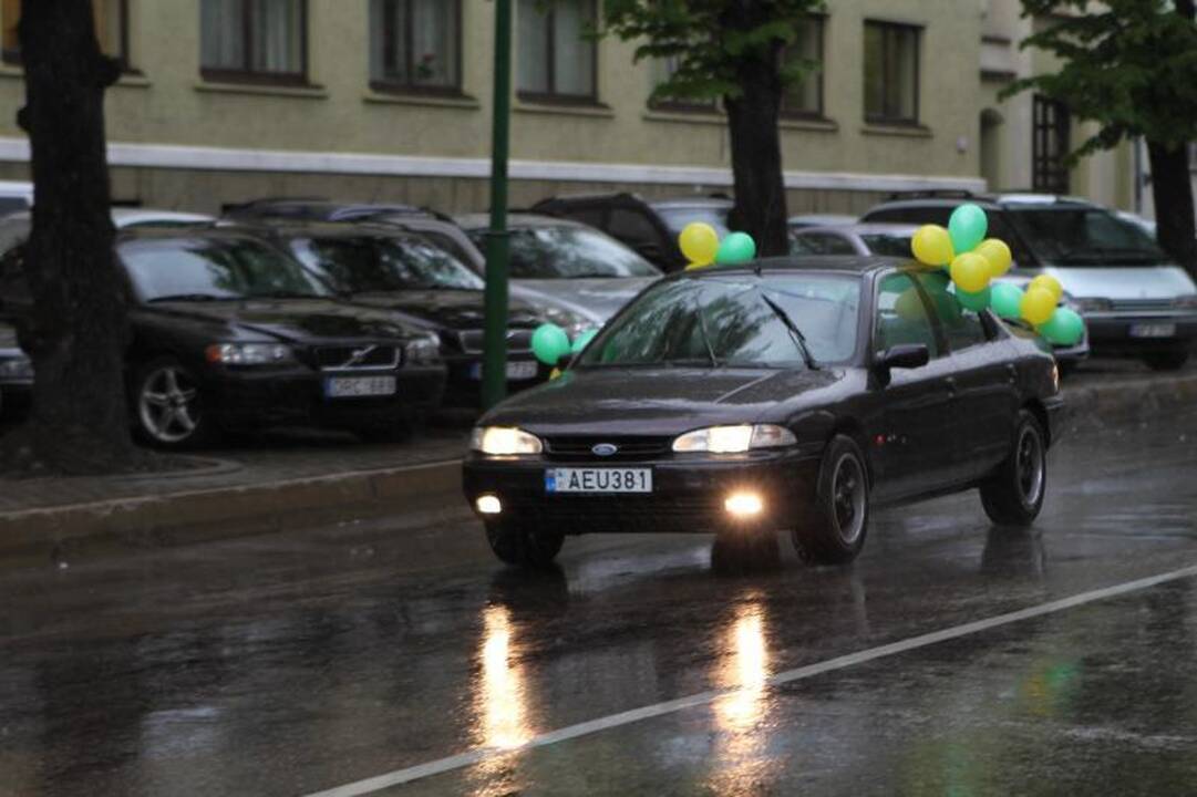 Lietus neištirpdė paskutinį skambutį švenčiančių abiturientų nuotaikos