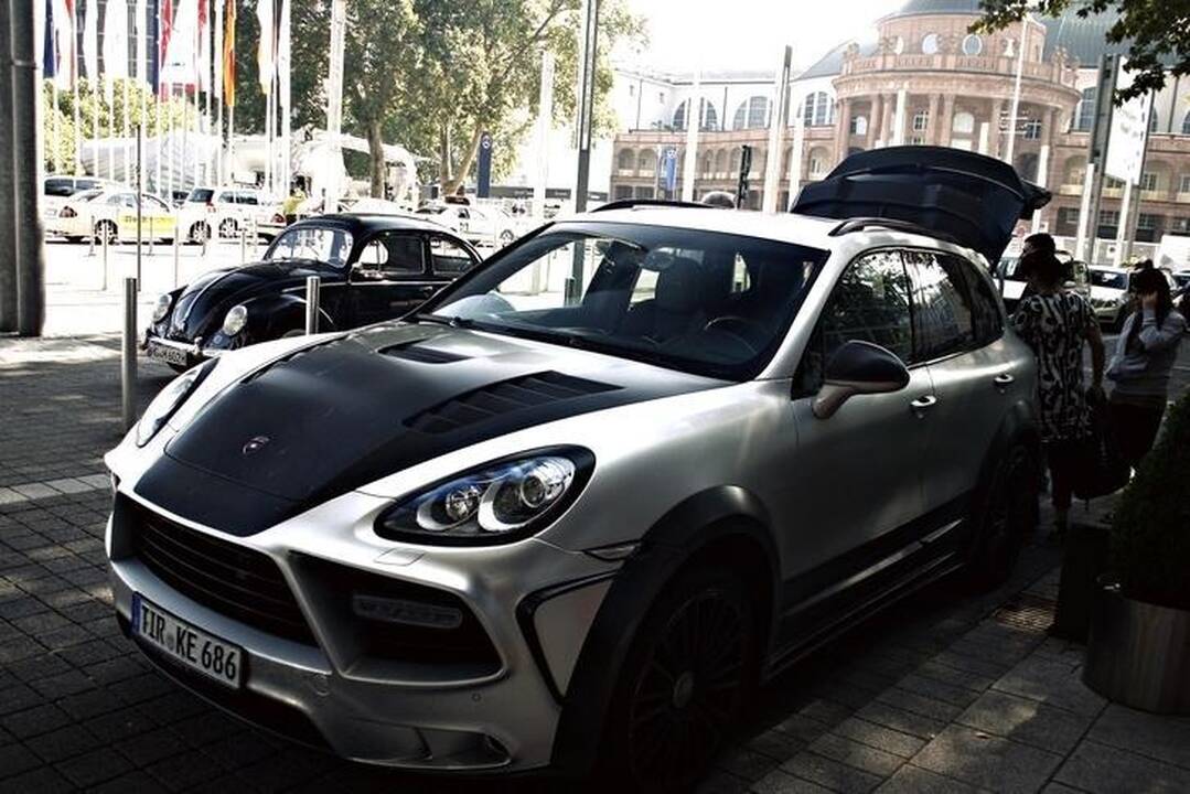Auksarankiai „papiktino“ galingąjį „Porsche Cayenne“ 