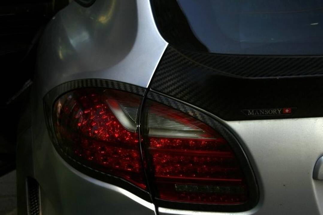 Auksarankiai „papiktino“ galingąjį „Porsche Cayenne“ 