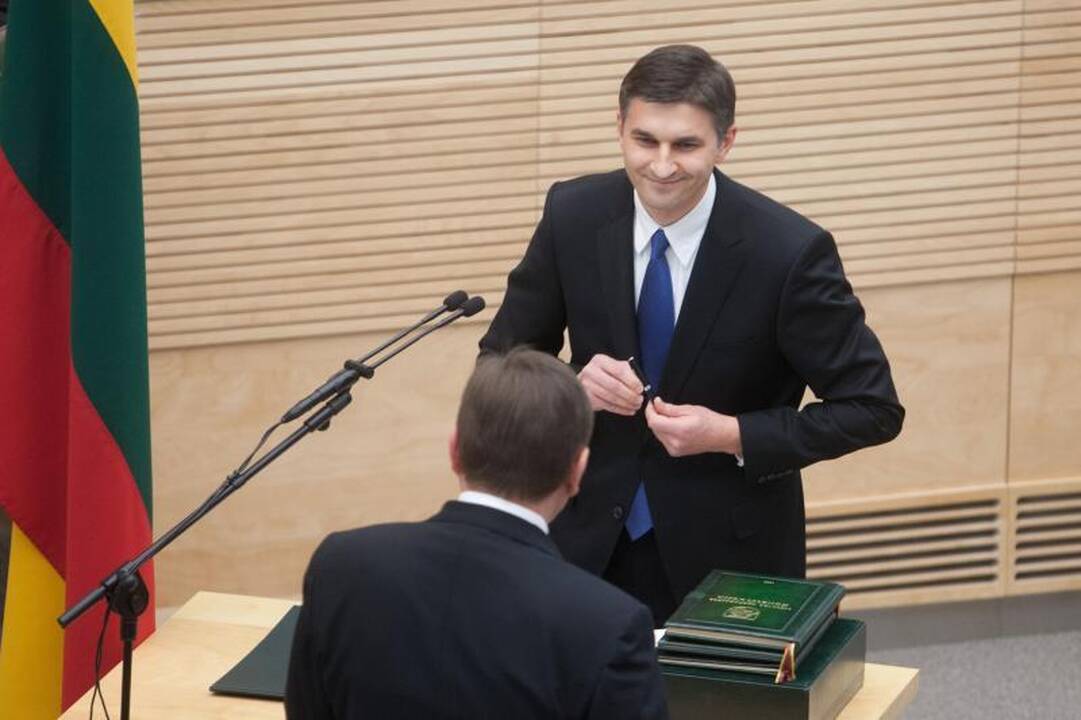 Šešioliktoji Vyriausybė pradeda darbą   