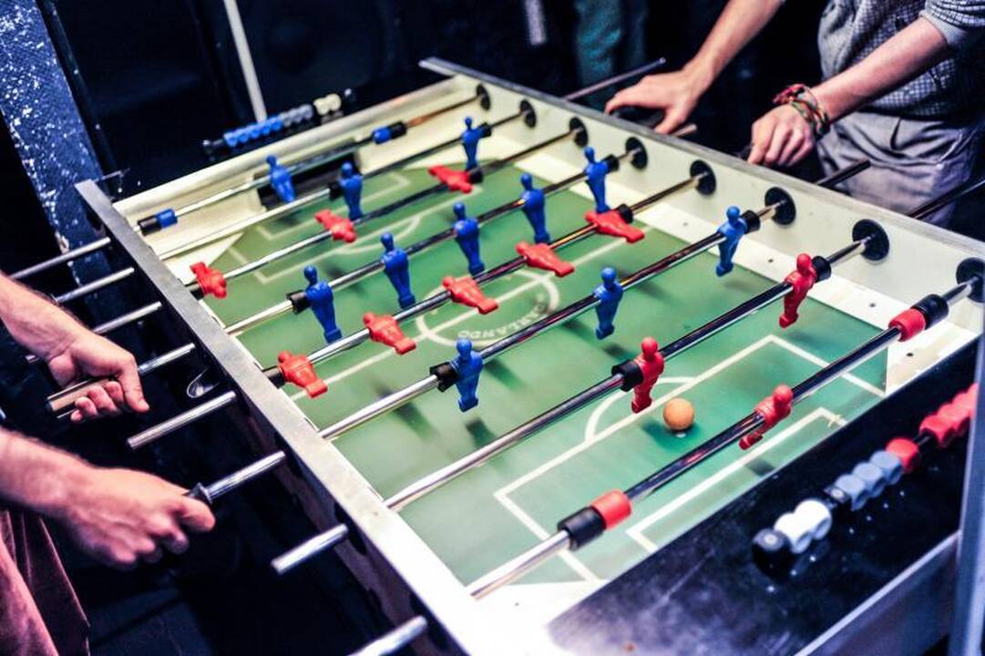 Rankomis žaidžiamas futbolas – irgi sportas