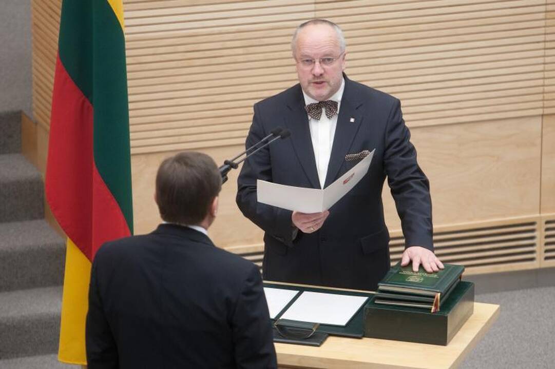 Šešioliktoji Vyriausybė pradeda darbą   