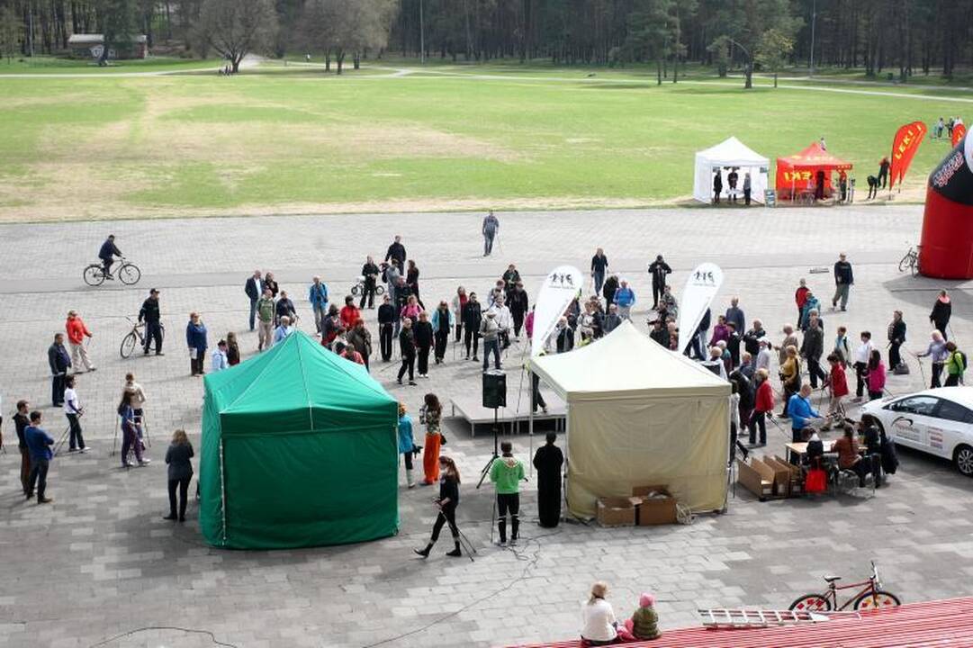 Vingio parke įvyko pirmasis šiaurietiško ėjimo žygis