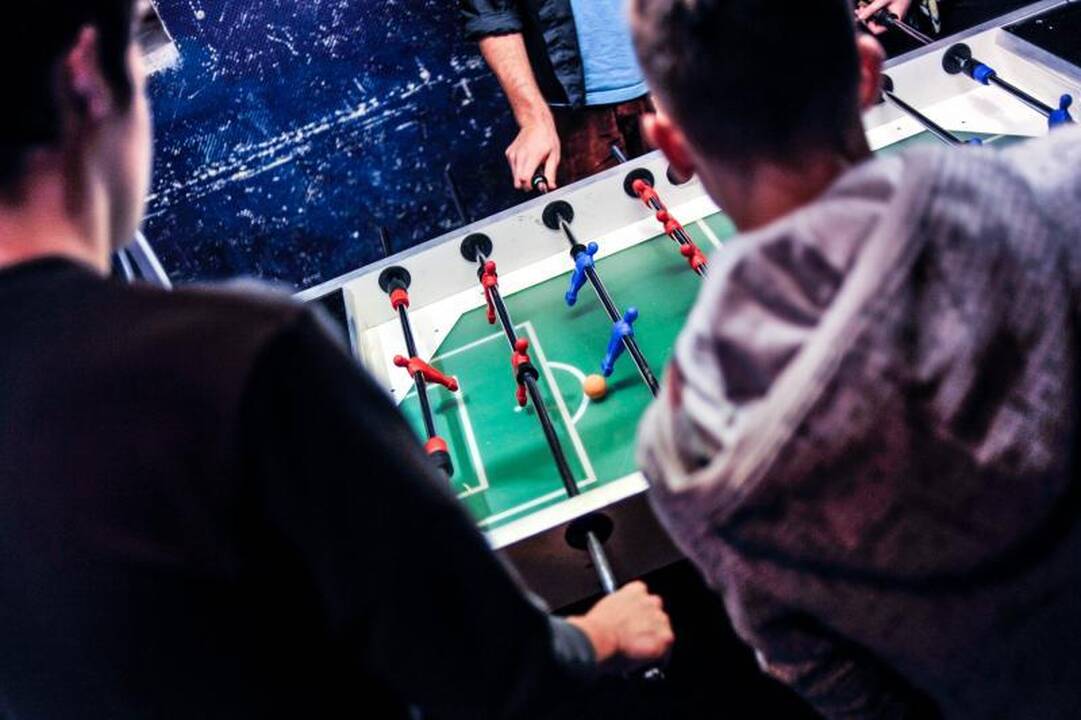 Rankomis žaidžiamas futbolas – irgi sportas