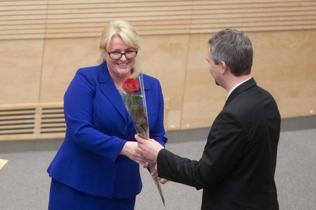 Šešioliktoji Vyriausybė pradeda darbą   