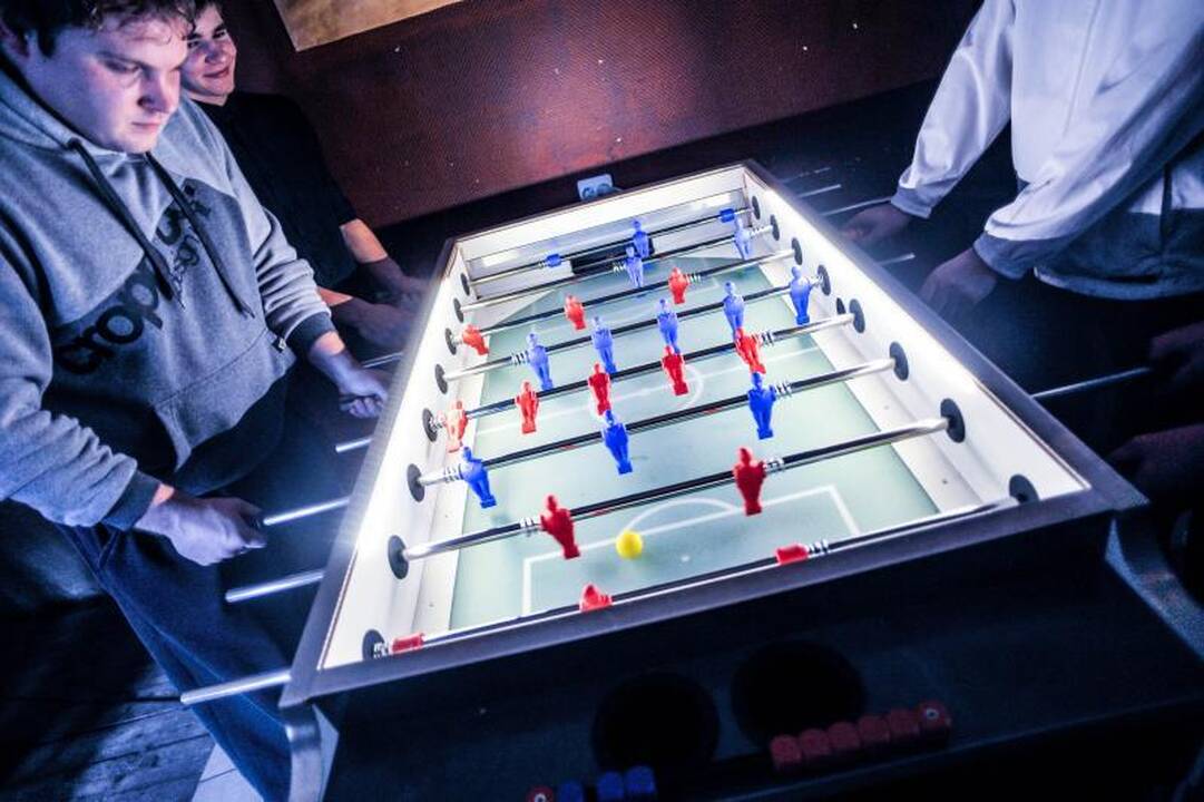 Rankomis žaidžiamas futbolas – irgi sportas