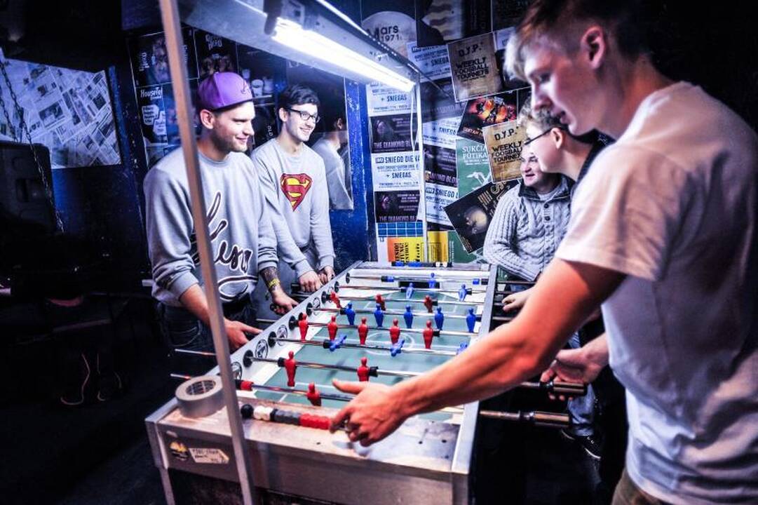 Rankomis žaidžiamas futbolas – irgi sportas