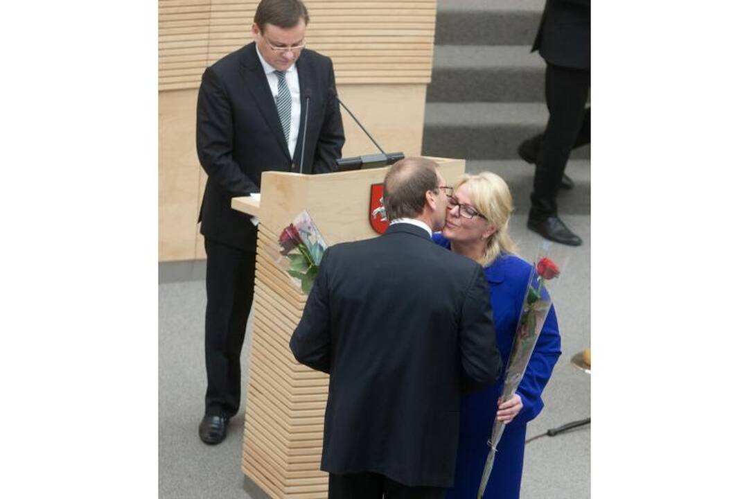 Šešioliktoji Vyriausybė pradeda darbą   