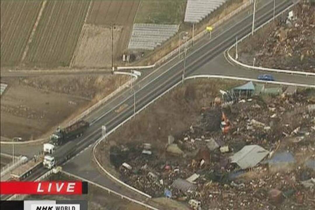 Japonijoje drebėjimas ir cunamis nusinešė šimtus gyvybių (papildyta 16.30 val.)