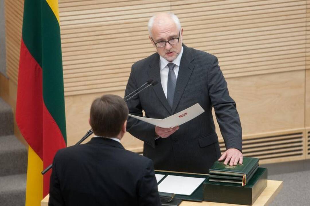 Šešioliktoji Vyriausybė pradeda darbą   