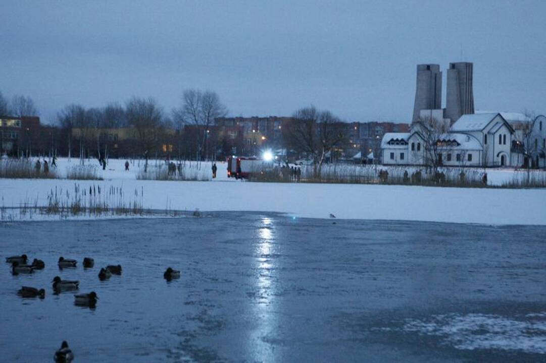Klaipėdoje į tvenkinį įkrito du vaikai  