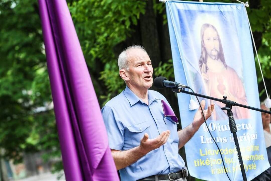 Vienybės aikštėje mitinguotojai smerkė pedofilų gynėjus