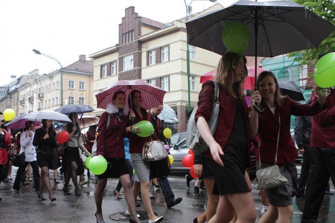 Lietus neištirpdė paskutinį skambutį švenčiančių abiturientų nuotaikos
