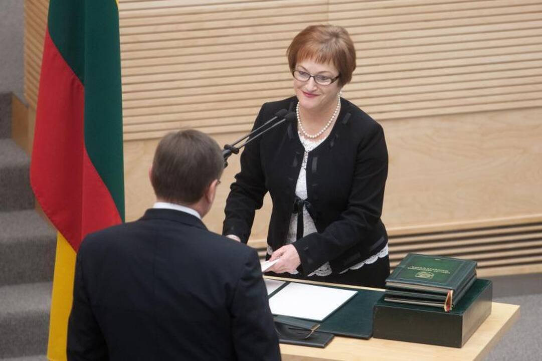 Šešioliktoji Vyriausybė pradeda darbą   
