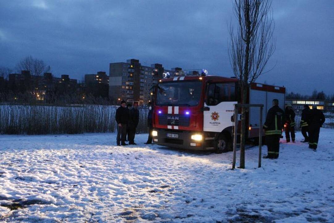 Klaipėdoje į tvenkinį įkrito du vaikai  
