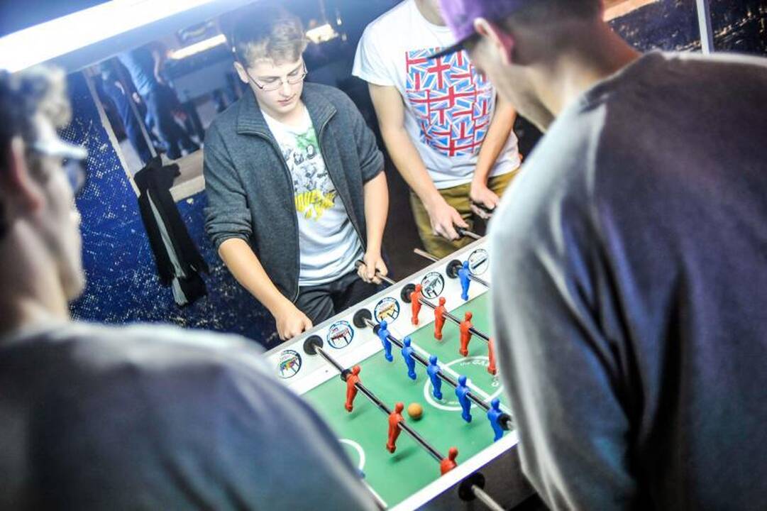 Rankomis žaidžiamas futbolas – irgi sportas