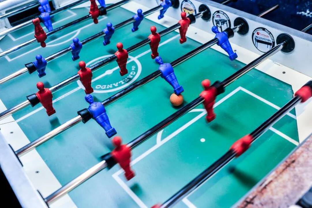 Rankomis žaidžiamas futbolas – irgi sportas