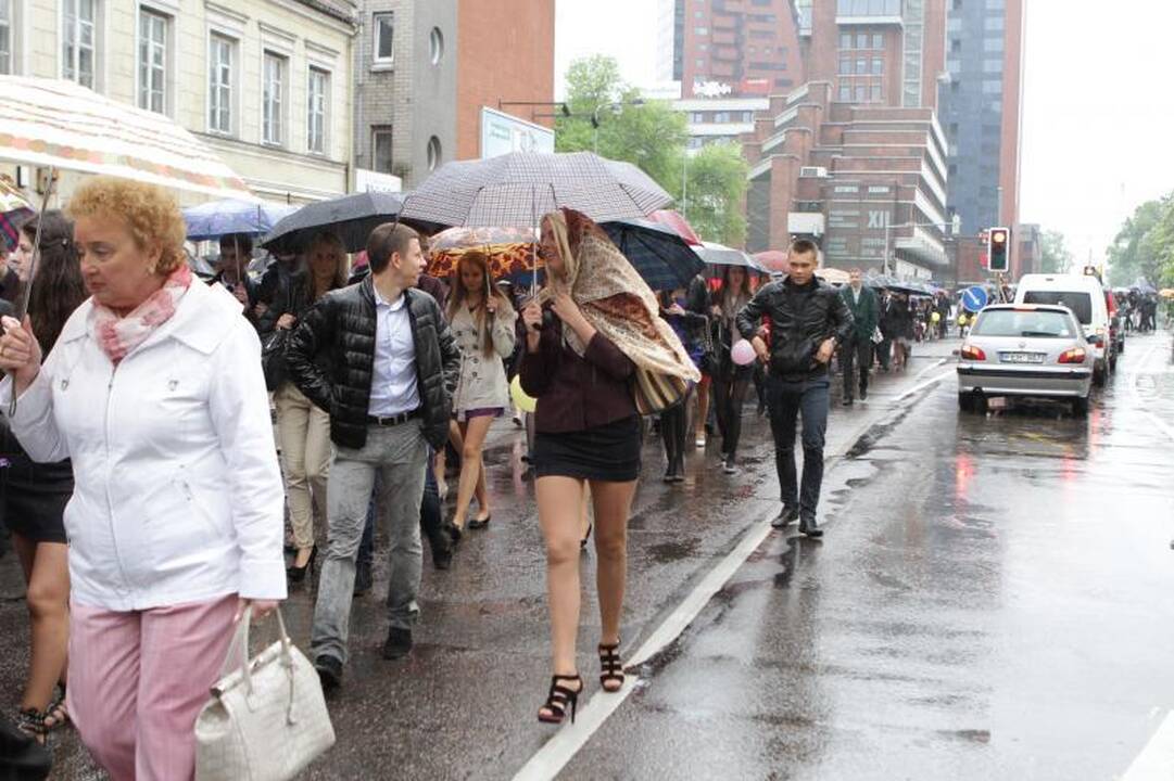 Lietus neištirpdė paskutinį skambutį švenčiančių abiturientų nuotaikos