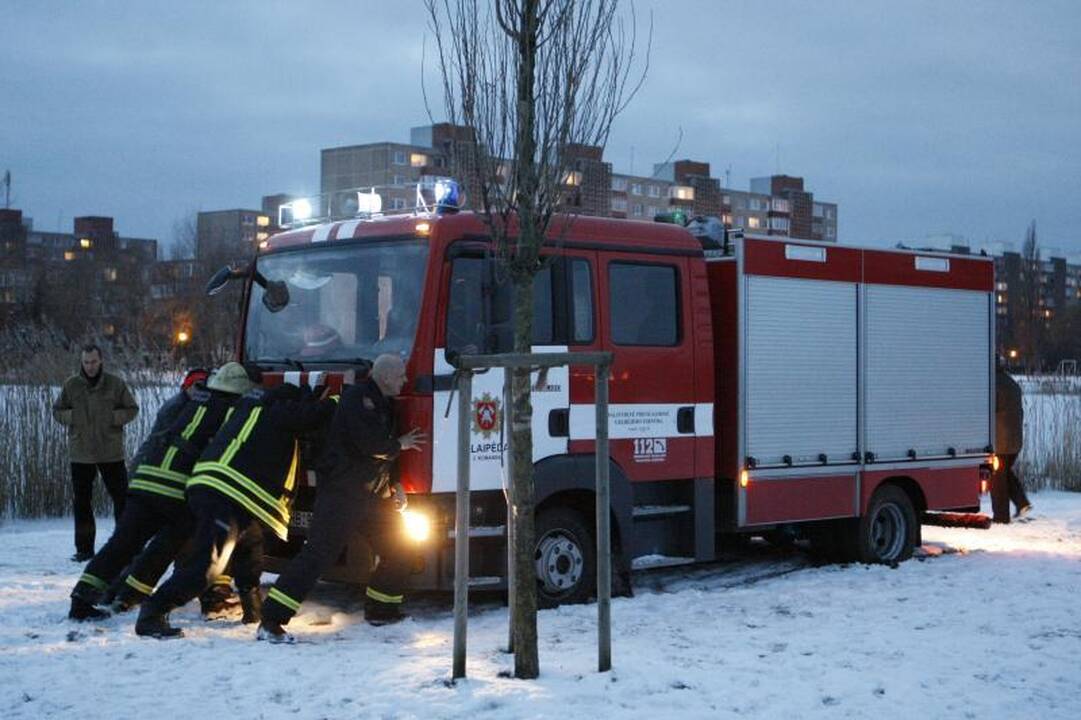 Klaipėdoje į tvenkinį įkrito du vaikai  