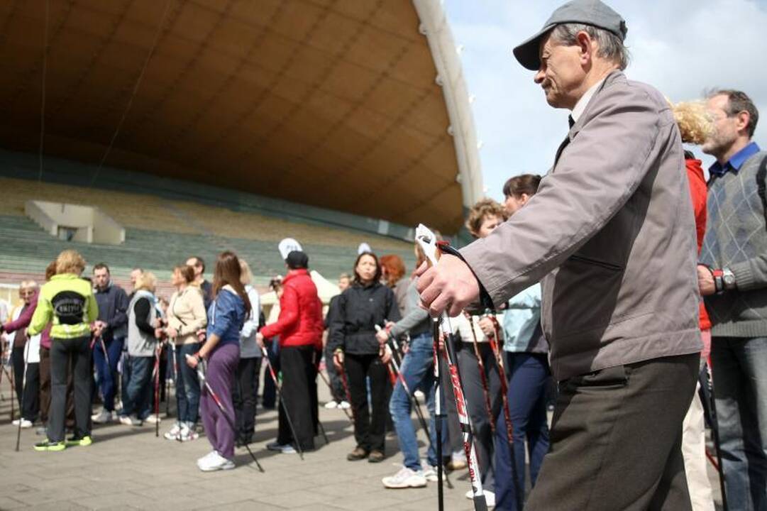 Vingio parke įvyko pirmasis šiaurietiško ėjimo žygis