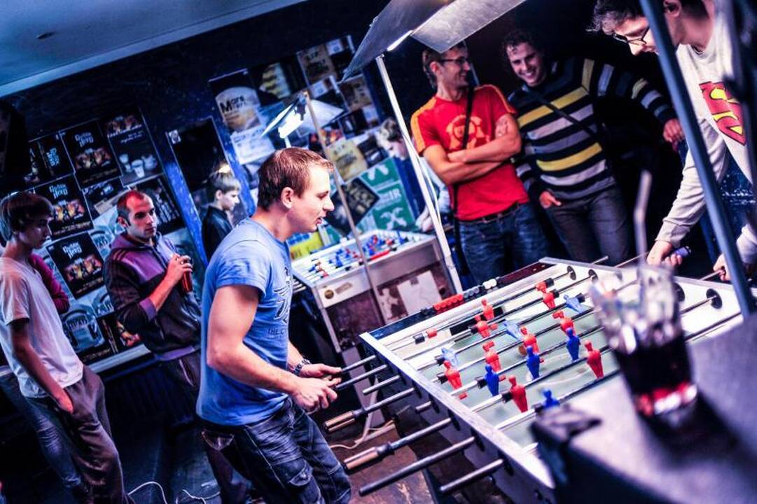 Rankomis žaidžiamas futbolas – irgi sportas