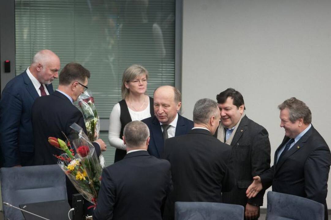 Šešioliktoji Vyriausybė pradeda darbą   