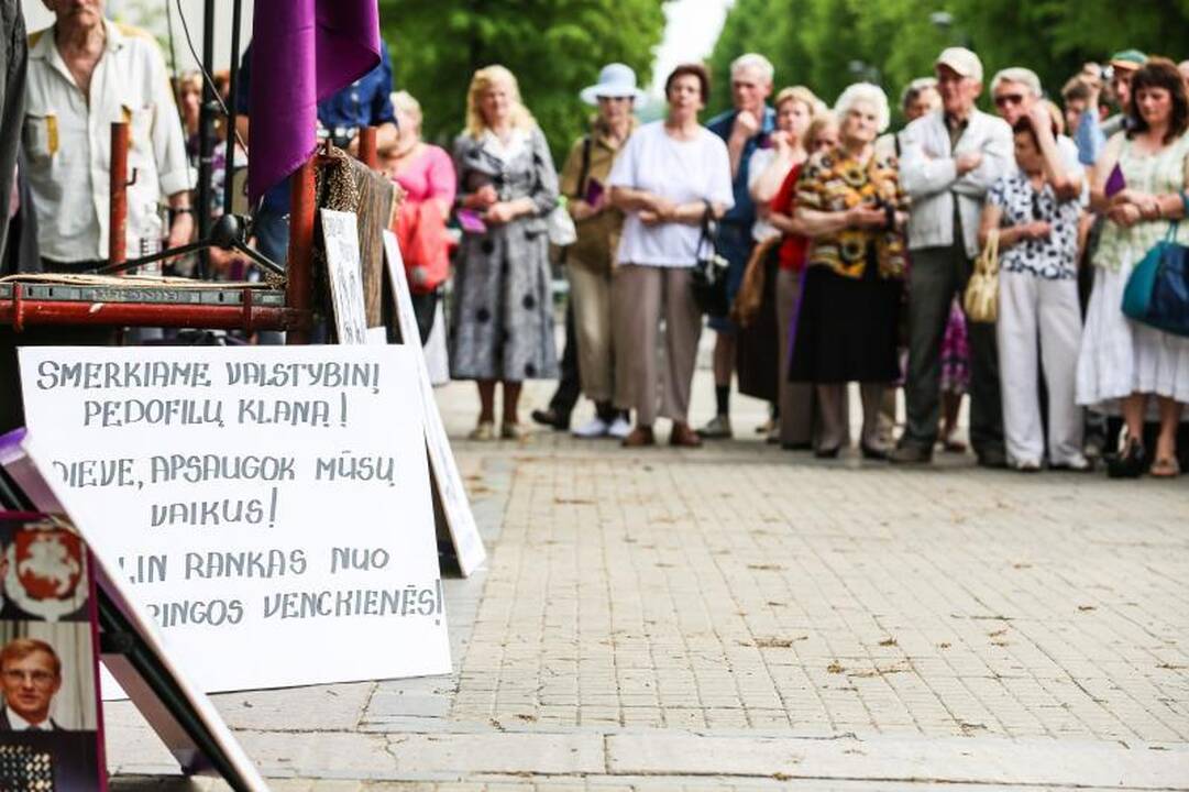 Vienybės aikštėje mitinguotojai smerkė pedofilų gynėjus