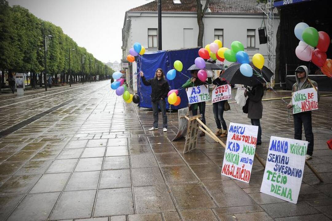 Atstumti tėčiai: negalime su savo vaikais švęsti Tėvo dienos