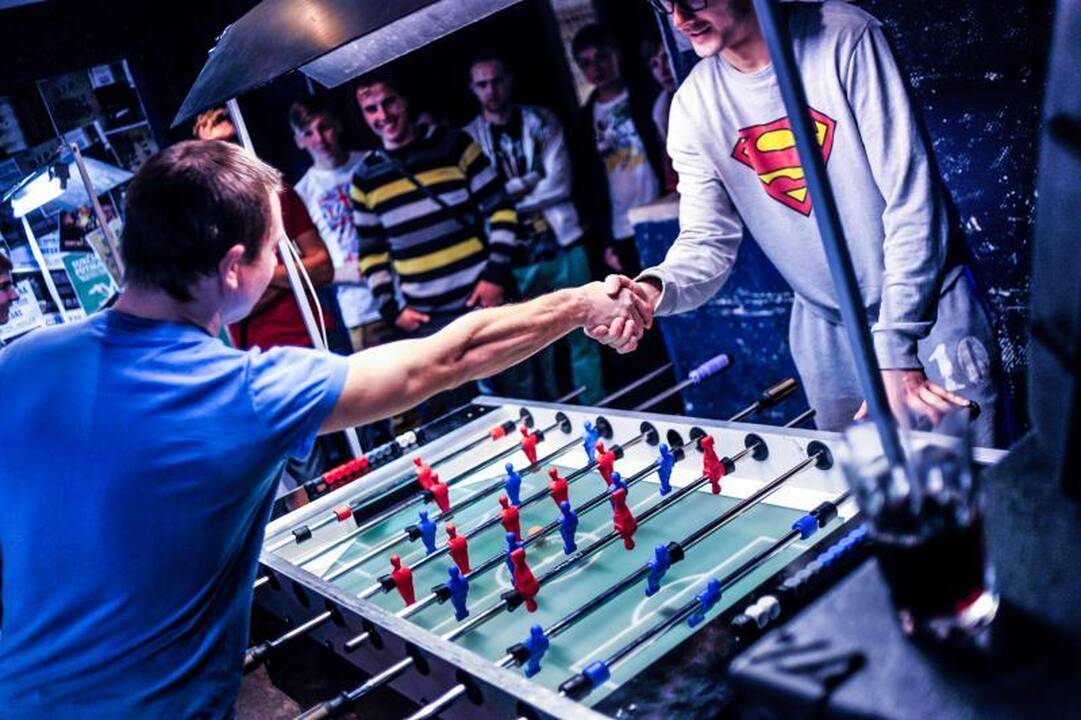 Rankomis žaidžiamas futbolas – irgi sportas