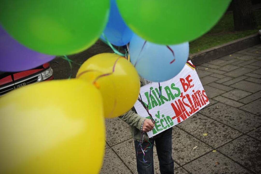 Atstumti tėčiai: negalime su savo vaikais švęsti Tėvo dienos