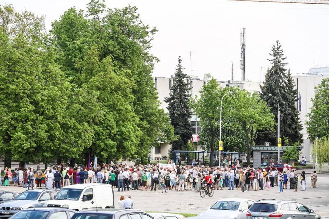 Vienybės aikštėje mitinguotojai smerkė pedofilų gynėjus