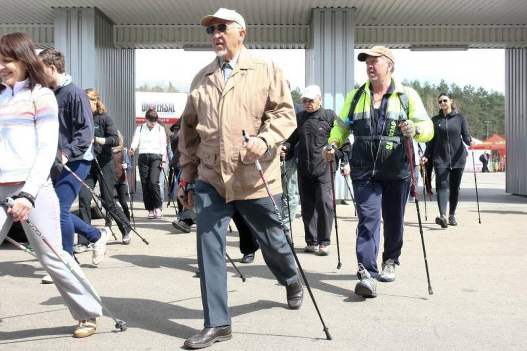Vingio parke įvyko pirmasis šiaurietiško ėjimo žygis