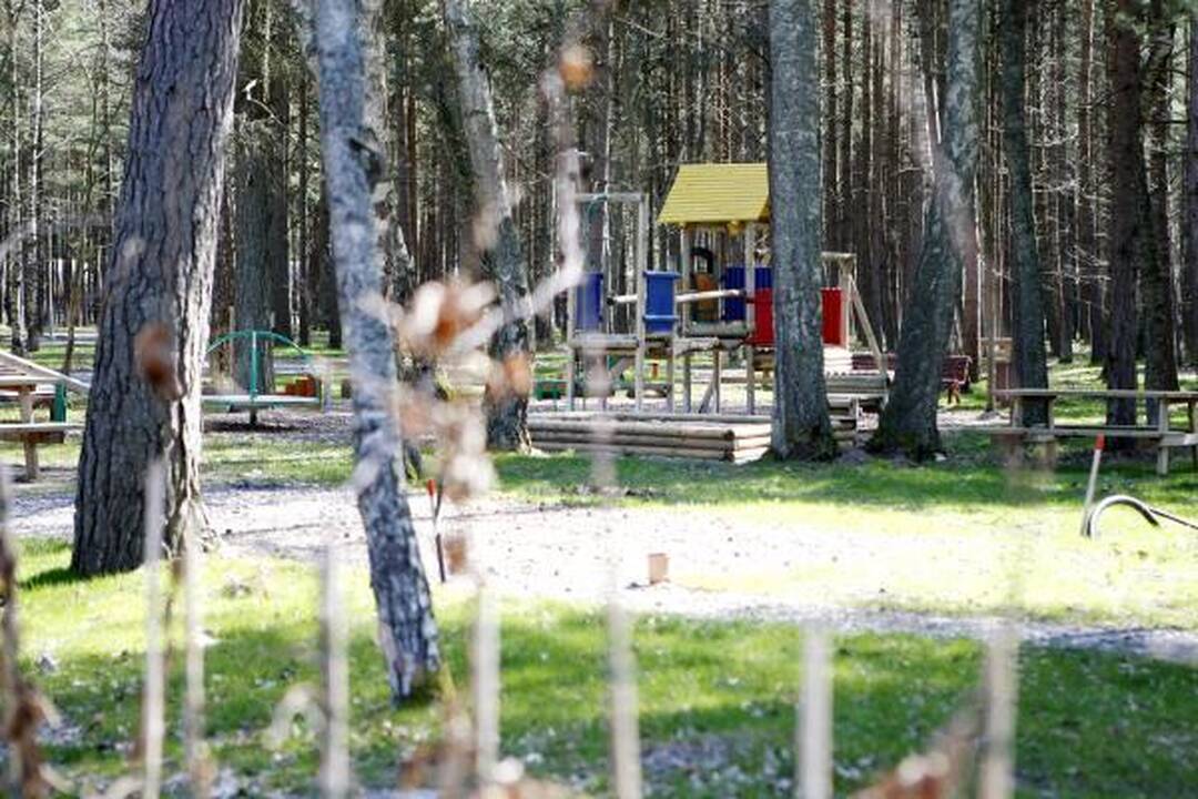Poilsiautojus vilios kempingas Giruliuose