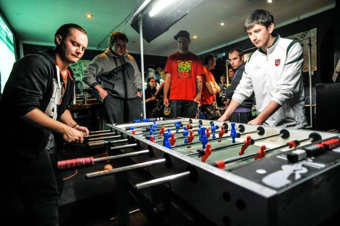 Rankomis žaidžiamas futbolas – irgi sportas
