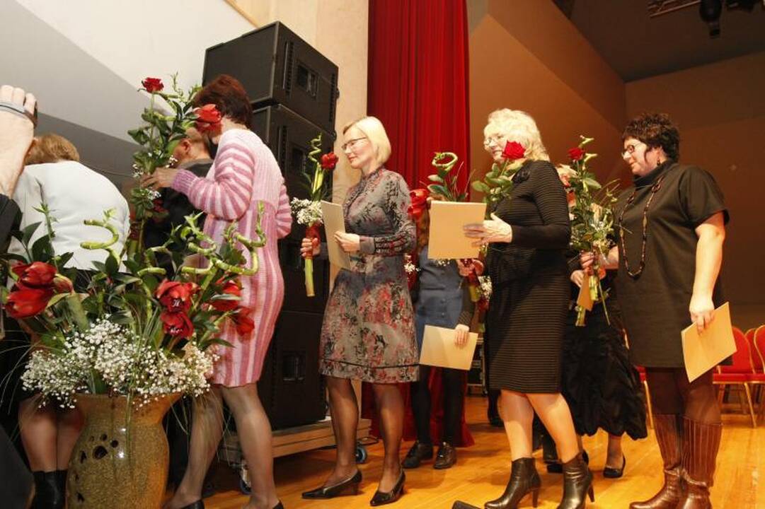 Profesinės dienos proga – gėlės ir padėkos uostamiesčio pedagogams