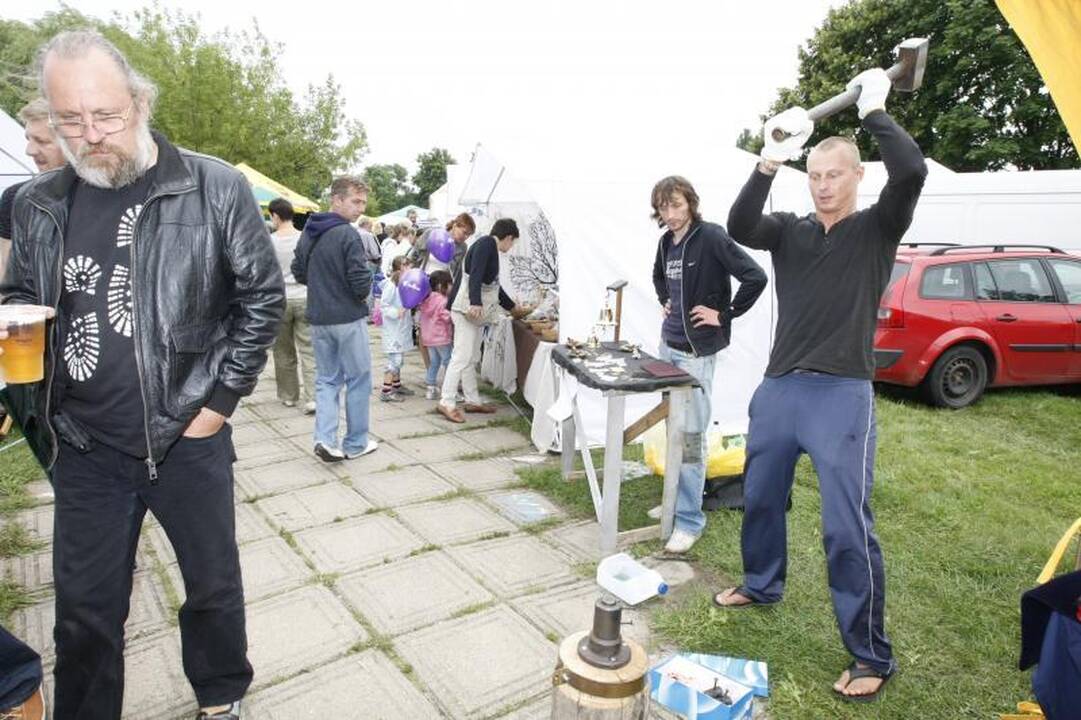 Jūros šventės mugėje– nuo šaukštų iki šerno galvos