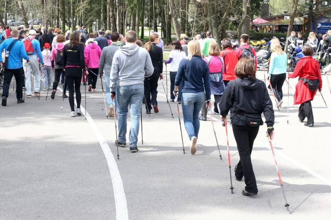 Vingio parke įvyko pirmasis šiaurietiško ėjimo žygis